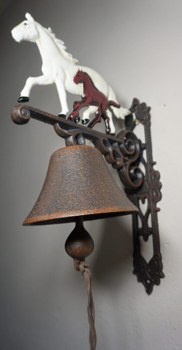 PIĘKNY ŻELIWNY DZWON DZWONECZEK KONIE