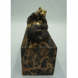 FIGURA Z BRĄZU LEŻĄCY MIŚ PANDA