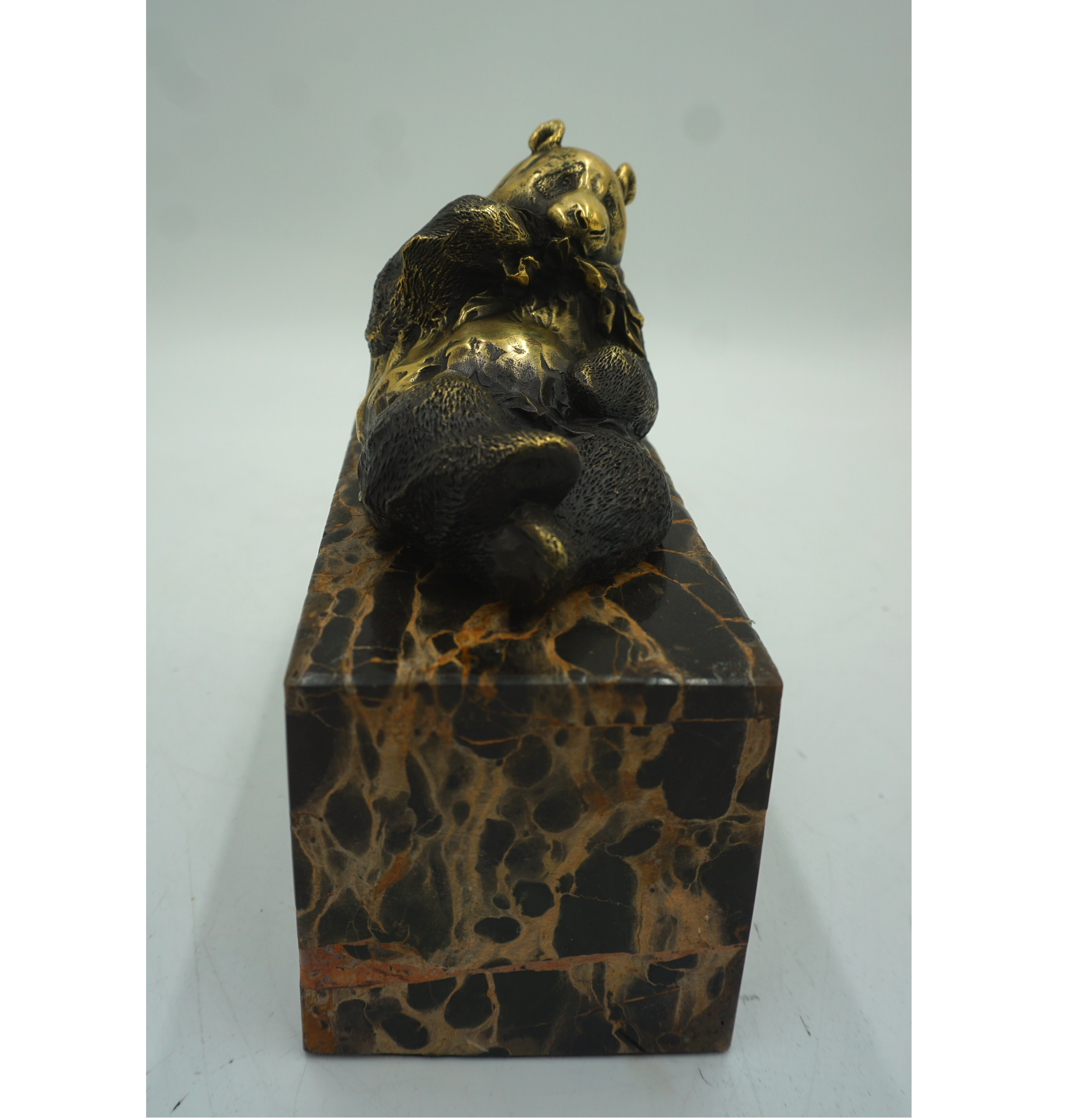 FIGURA Z BRĄZU LEŻĄCY MIŚ PANDA