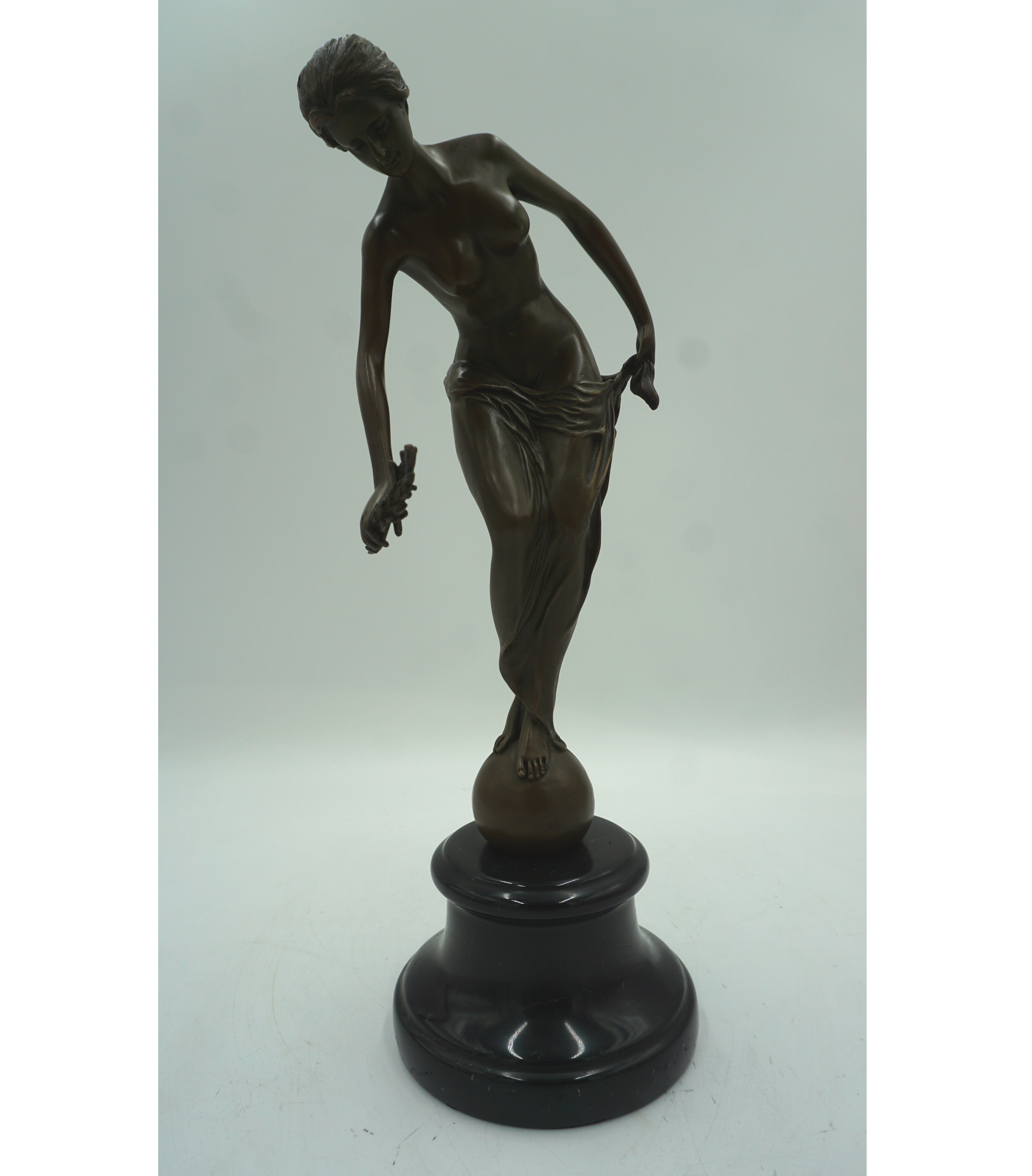 DUŻA FIGURA Z BRĄZU AKT NAGA KOBIETA NA KULI