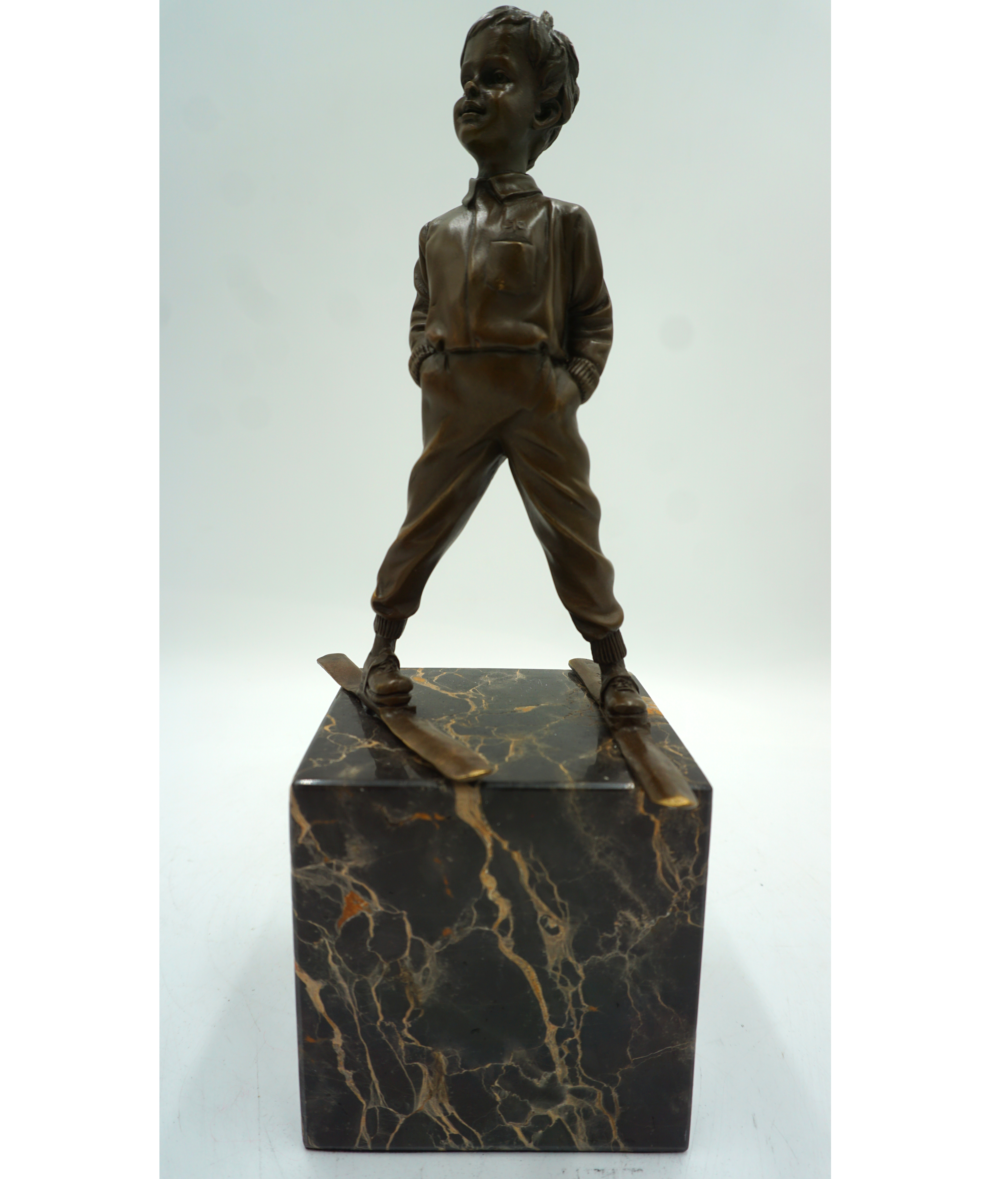 FIGURA Z BRĄZU CHŁOPIEC NA NARTACH