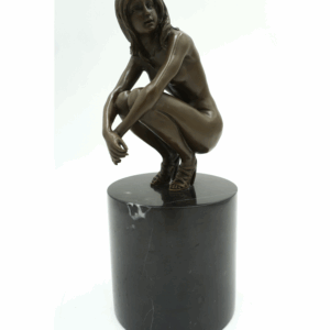 AKT NAGIEJ KOBIETY - FIGURA Z BRĄZU - NAGA KUCAJĄCA KOBIETA