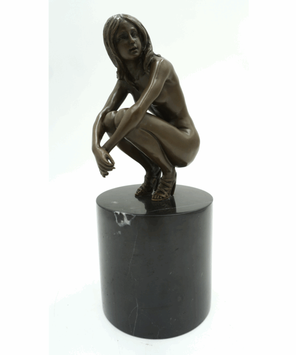 AKT NAGIEJ KOBIETY - FIGURA Z BRĄZU - NAGA KUCAJĄCA KOBIETA