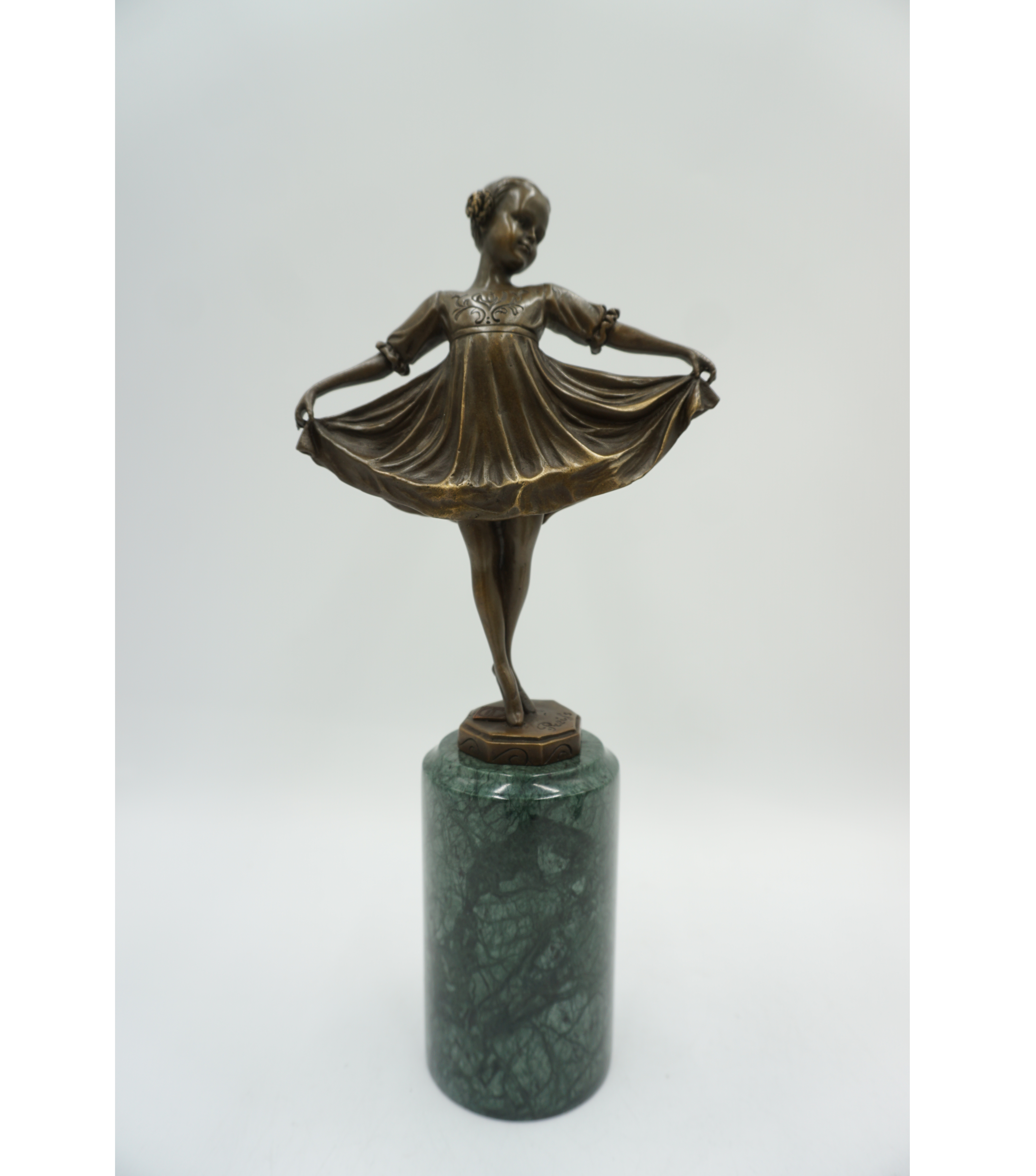 FIGURA Z BRĄZU DZIEWCZYNKA W SUKIENCE