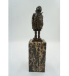 FIGURA Z BRĄZU CHŁOPIEC W PŁASZCZU