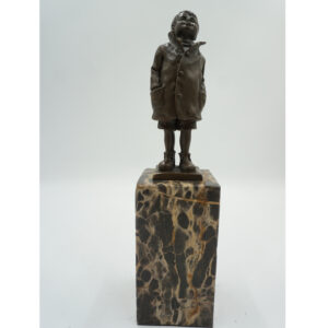 FIGURA Z BRĄZU CHŁOPIEC W PŁASZCZU