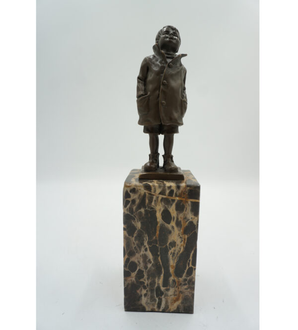 FIGURA Z BRĄZU CHŁOPIEC W PŁASZCZU