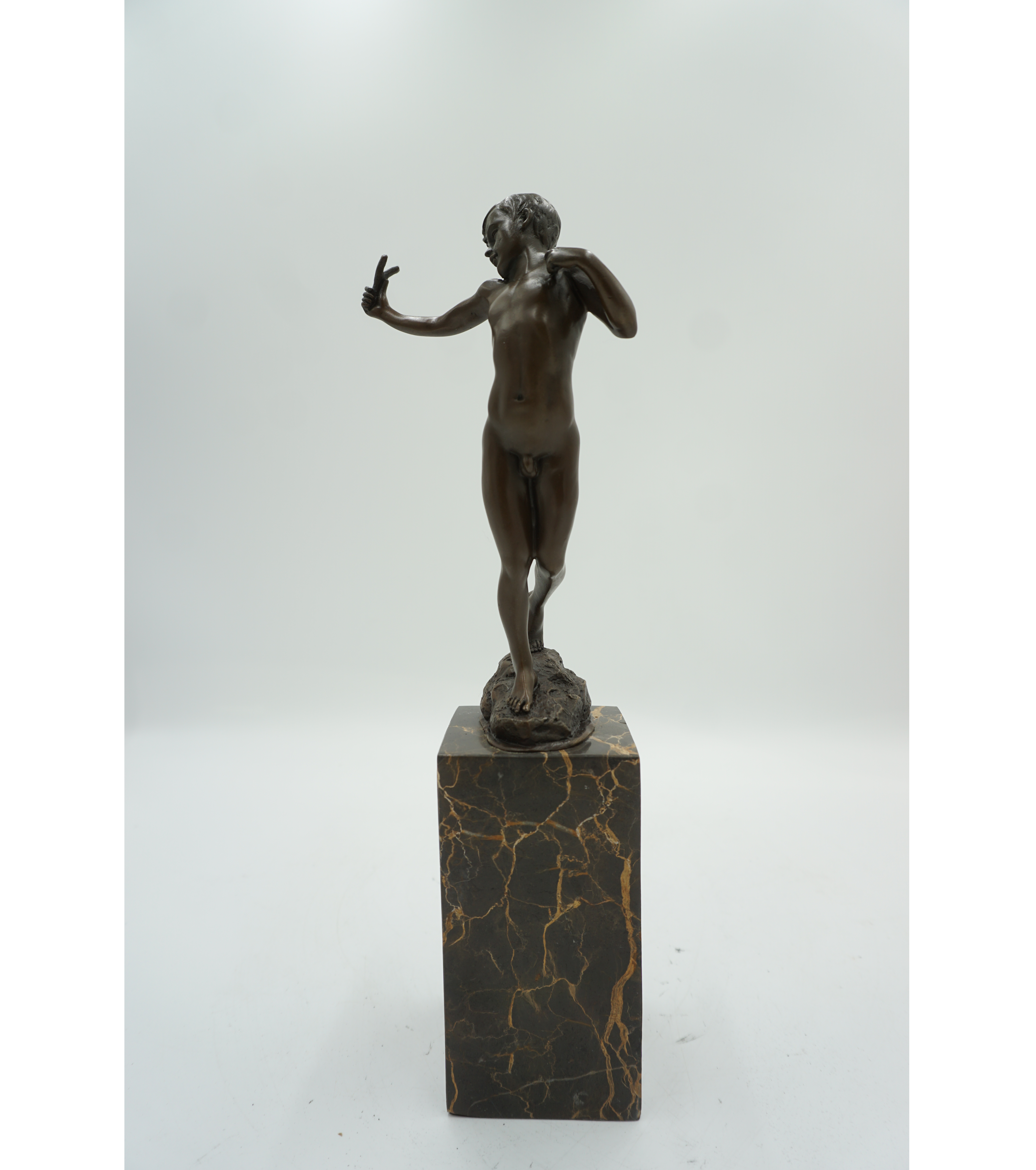 FIGURA Z BRĄZU CHŁOPIEC Z PROCĄ