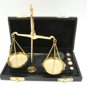 PIĘKNA WAGA SZALKOWA ZŁOTA Z ODWAŻNIKAMI Z ETUI