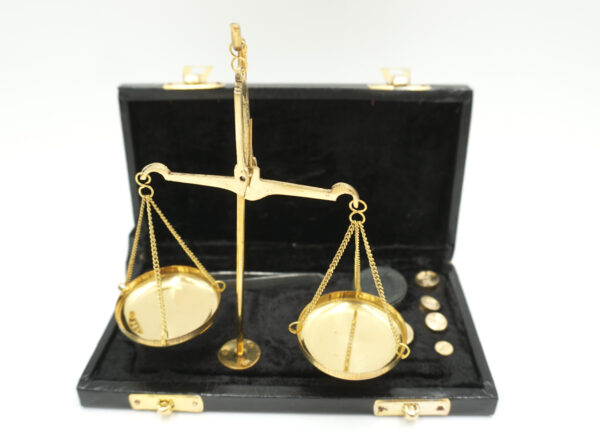 PIĘKNA WAGA SZALKOWA ZŁOTA Z ODWAŻNIKAMI Z ETUI