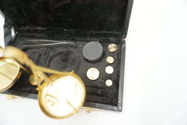 PIĘKNA WAGA SZALKOWA ZŁOTA Z ODWAŻNIKAMI Z ETUI