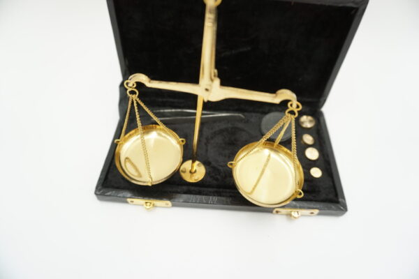 PIĘKNA WAGA SZALKOWA ZŁOTA Z ODWAŻNIKAMI Z ETUI