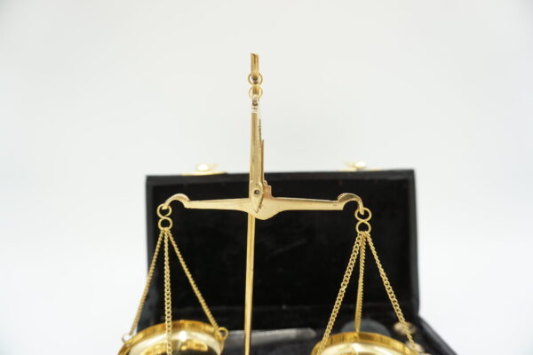 PIĘKNA WAGA SZALKOWA ZŁOTA Z ODWAŻNIKAMI Z ETUI