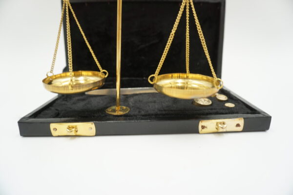 PIĘKNA WAGA SZALKOWA ZŁOTA Z ODWAŻNIKAMI Z ETUI