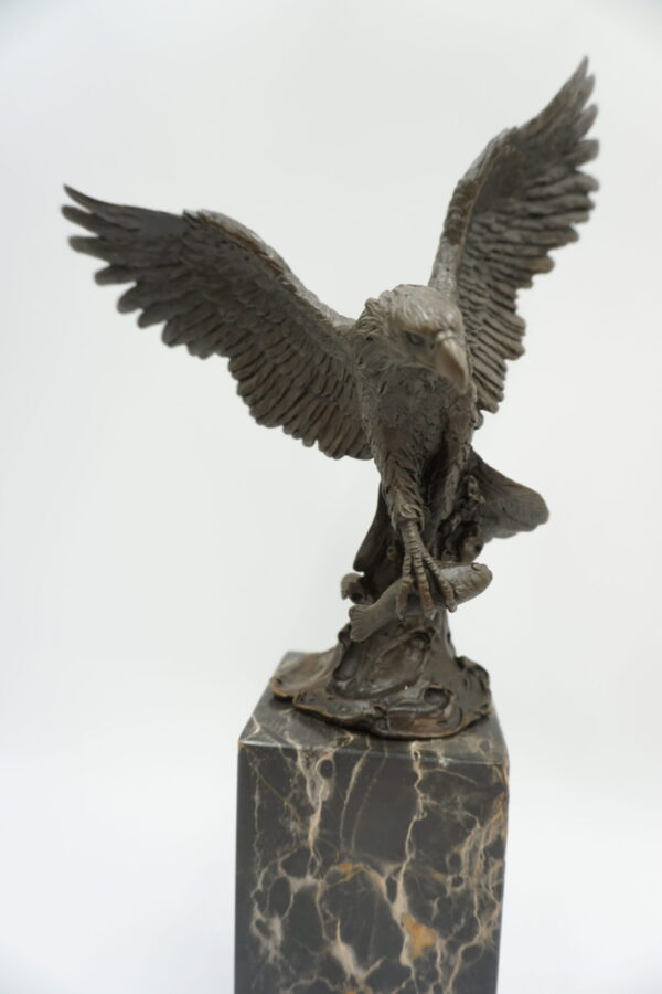 FIGURA Z BRĄZU ORZEŁ Z RYBĄ POLOWANIE