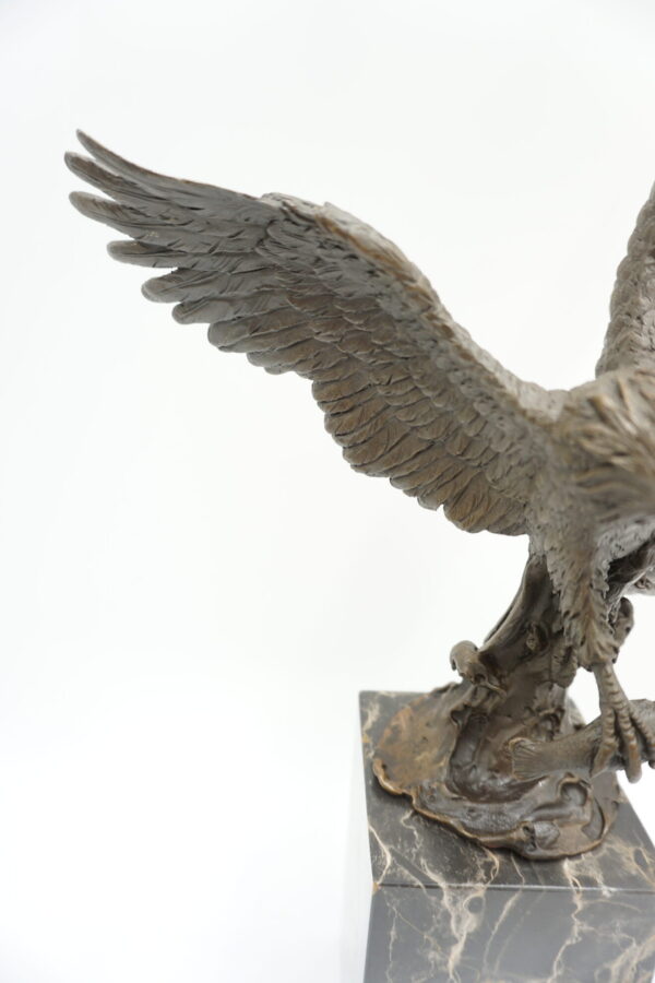 FIGURA Z BRĄZU ORZEŁ Z RYBĄ POLOWANIE