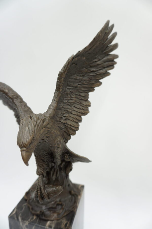 FIGURA Z BRĄZU ORZEŁ Z RYBĄ POLOWANIE