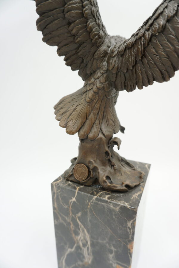 FIGURA Z BRĄZU ORZEŁ Z RYBĄ POLOWANIE