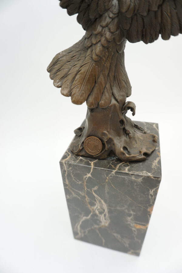 FIGURA Z BRĄZU ORZEŁ Z RYBĄ POLOWANIE