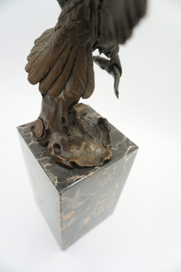 FIGURA Z BRĄZU ORZEŁ Z RYBĄ POLOWANIE