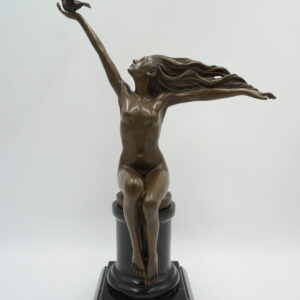 FIGURA Z BRĄZU NAGA KOBIETA Z GOŁĘBIEM AKT