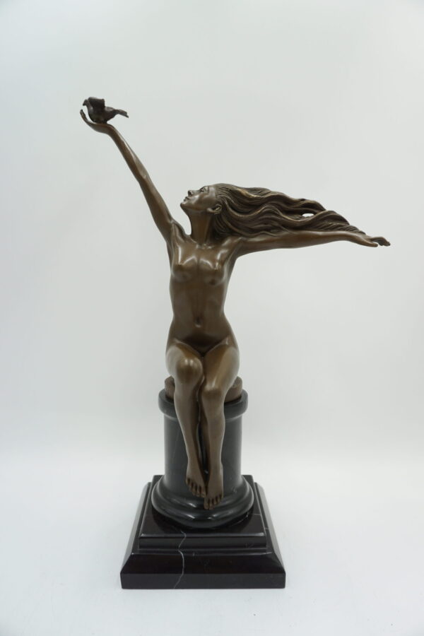 FIGURA Z BRĄZU NAGA KOBIETA Z GOŁĘBIEM AKT
