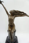 FIGURA Z BRĄZU NAGA KOBIETA Z GOŁĘBIEM AKT