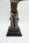 FIGURA Z BRĄZU NAGA KOBIETA Z GOŁĘBIEM AKT