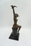 FIGURA Z BRĄZU NAGA KOBIETA Z GOŁĘBIEM AKT