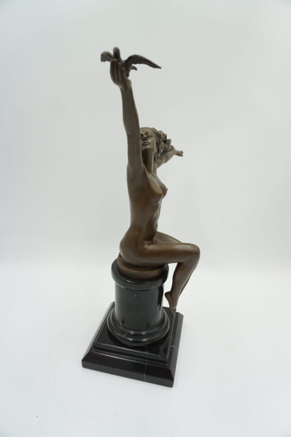 FIGURA Z BRĄZU NAGA KOBIETA Z GOŁĘBIEM AKT