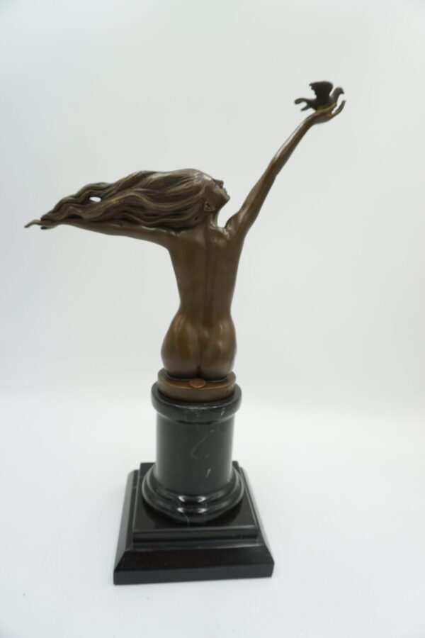 FIGURA Z BRĄZU NAGA KOBIETA Z GOŁĘBIEM AKT