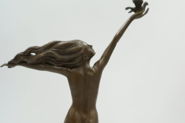 FIGURA Z BRĄZU NAGA KOBIETA Z GOŁĘBIEM AKT