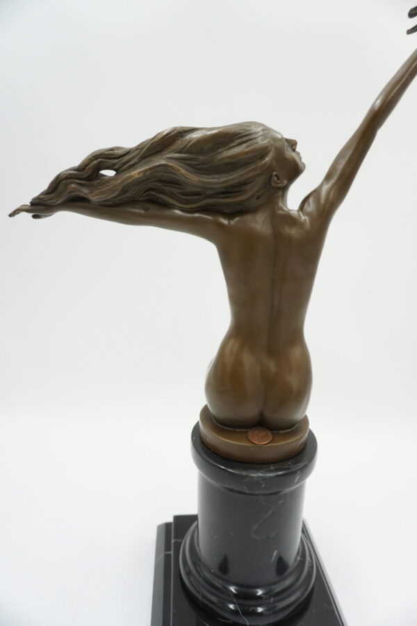 FIGURA Z BRĄZU NAGA KOBIETA Z GOŁĘBIEM AKT