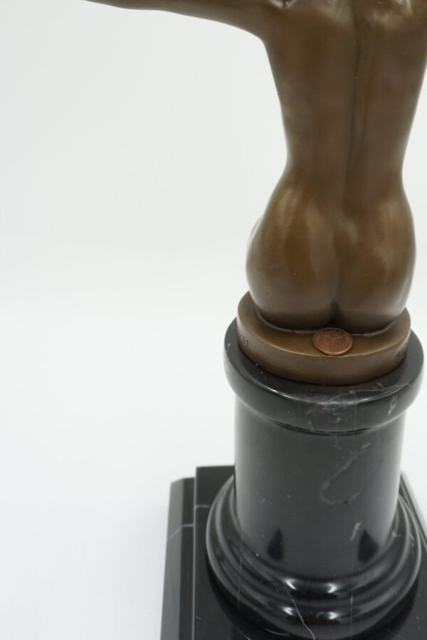 FIGURA Z BRĄZU NAGA KOBIETA Z GOŁĘBIEM AKT