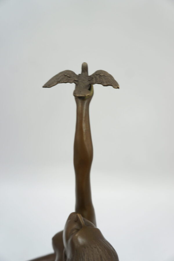 FIGURA Z BRĄZU NAGA KOBIETA Z GOŁĘBIEM AKT