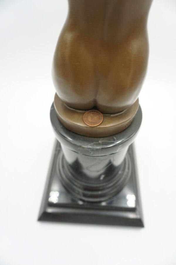 FIGURA Z BRĄZU NAGA KOBIETA Z GOŁĘBIEM AKT