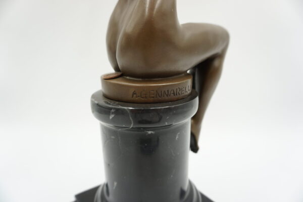 FIGURA Z BRĄZU NAGA KOBIETA Z GOŁĘBIEM AKT