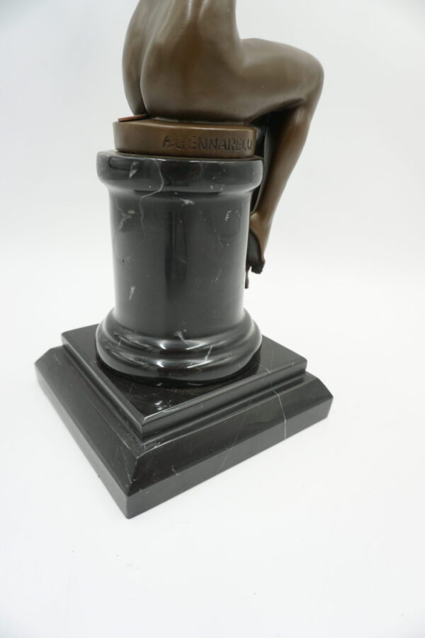 FIGURA Z BRĄZU NAGA KOBIETA Z GOŁĘBIEM AKT