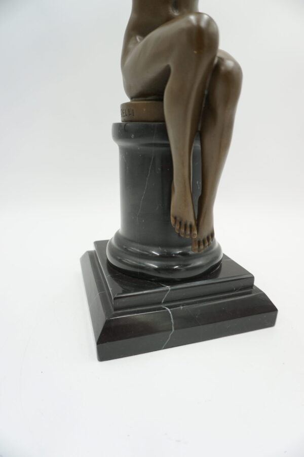 FIGURA Z BRĄZU NAGA KOBIETA Z GOŁĘBIEM AKT