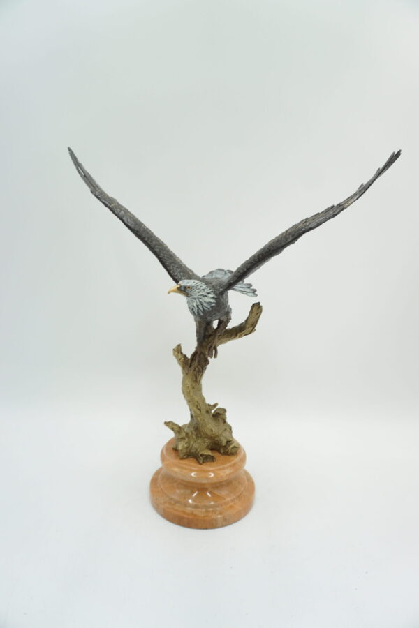 FIGURA Z BRĄZU ORZEŁ NA GAŁĘZIE Z ROZŁOŻONYMI SKRZYDŁAMI
