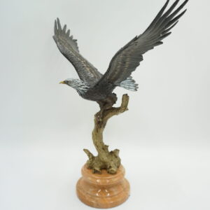 FIGURA Z BRĄZU ORZEŁ NA GAŁĘZIE Z ROZŁOŻONYMI SKRZYDŁAMI