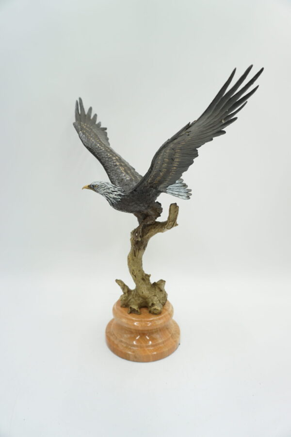 FIGURA Z BRĄZU ORZEŁ NA GAŁĘZIE Z ROZŁOŻONYMI SKRZYDŁAMI