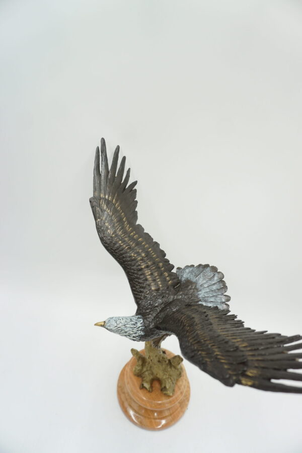 FIGURA Z BRĄZU ORZEŁ NA GAŁĘZIE Z ROZŁOŻONYMI SKRZYDŁAMI