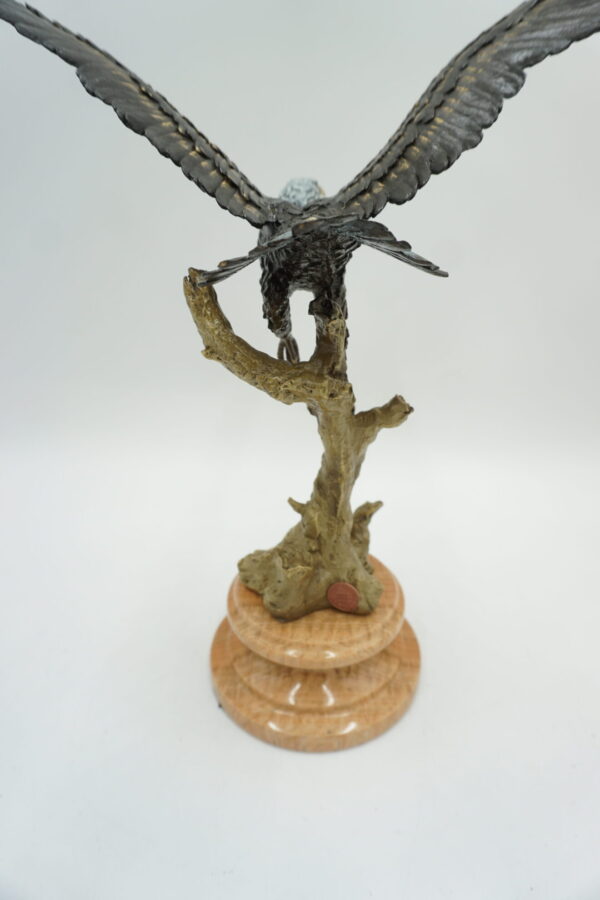 FIGURA Z BRĄZU ORZEŁ NA GAŁĘZIE Z ROZŁOŻONYMI SKRZYDŁAMI