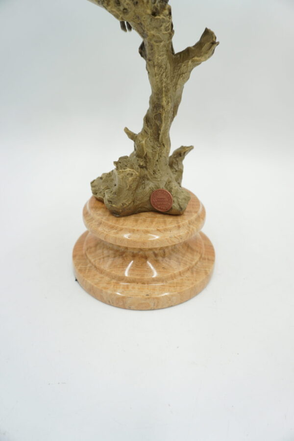 FIGURA Z BRĄZU ORZEŁ NA GAŁĘZIE Z ROZŁOŻONYMI SKRZYDŁAMI