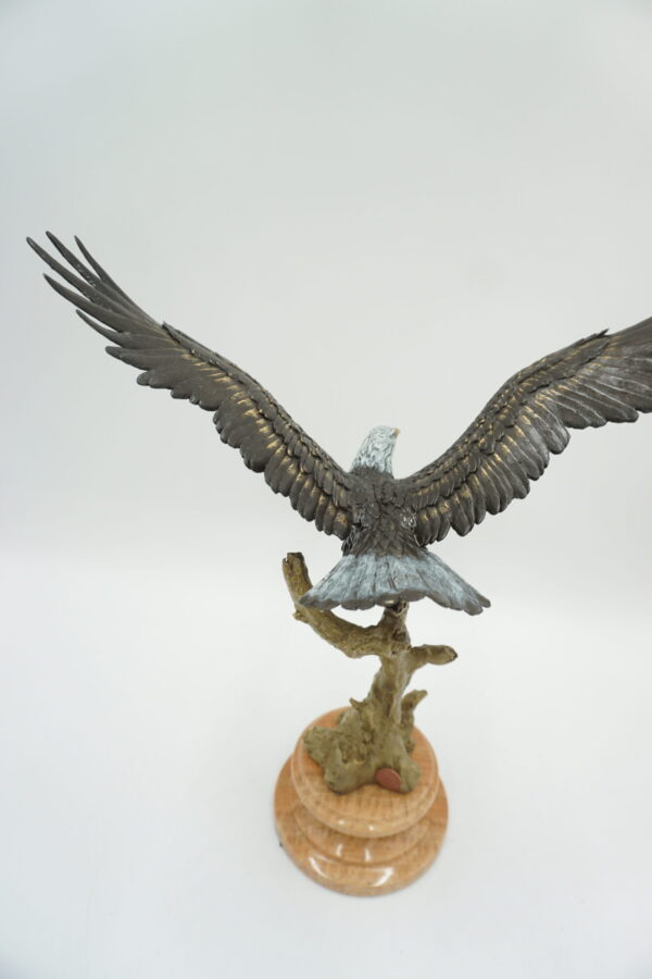 FIGURA Z BRĄZU ORZEŁ NA GAŁĘZIE Z ROZŁOŻONYMI SKRZYDŁAMI