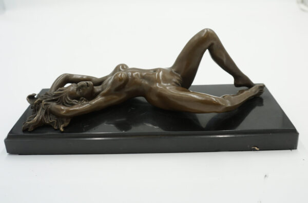 AKT NAGIEJ KOBIETY - FIGURA Z BRĄZU - NAGA LEŻĄCA KOBIETA