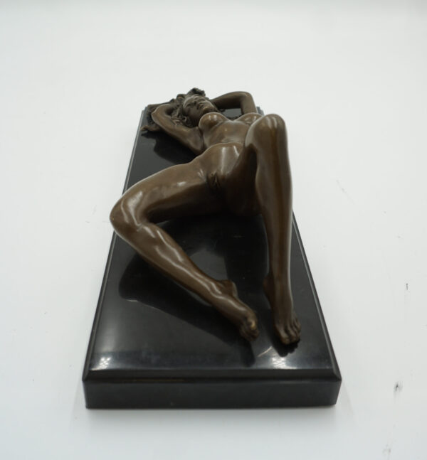 AKT NAGIEJ KOBIETY - FIGURA Z BRĄZU - NAGA LEŻĄCA KOBIETA