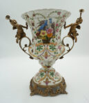 WAZON AMFORA BRĄZ+PORCELANA CHŁOPCY Z TRĄBKAMI