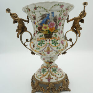 WAZON AMFORA BRĄZ+PORCELANA CHŁOPCY Z TRĄBKAMI